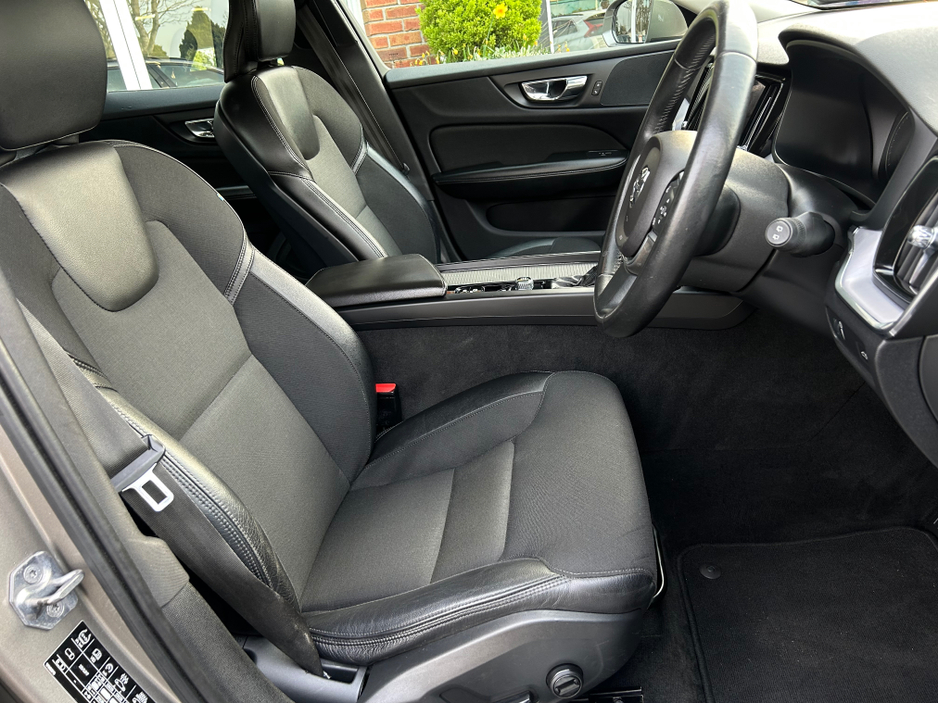 2018 Volvo V60 - image 19