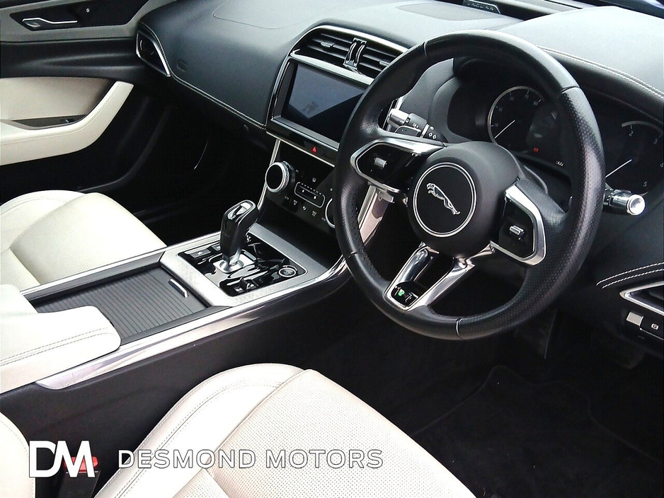 2019 Jaguar XE - image 19