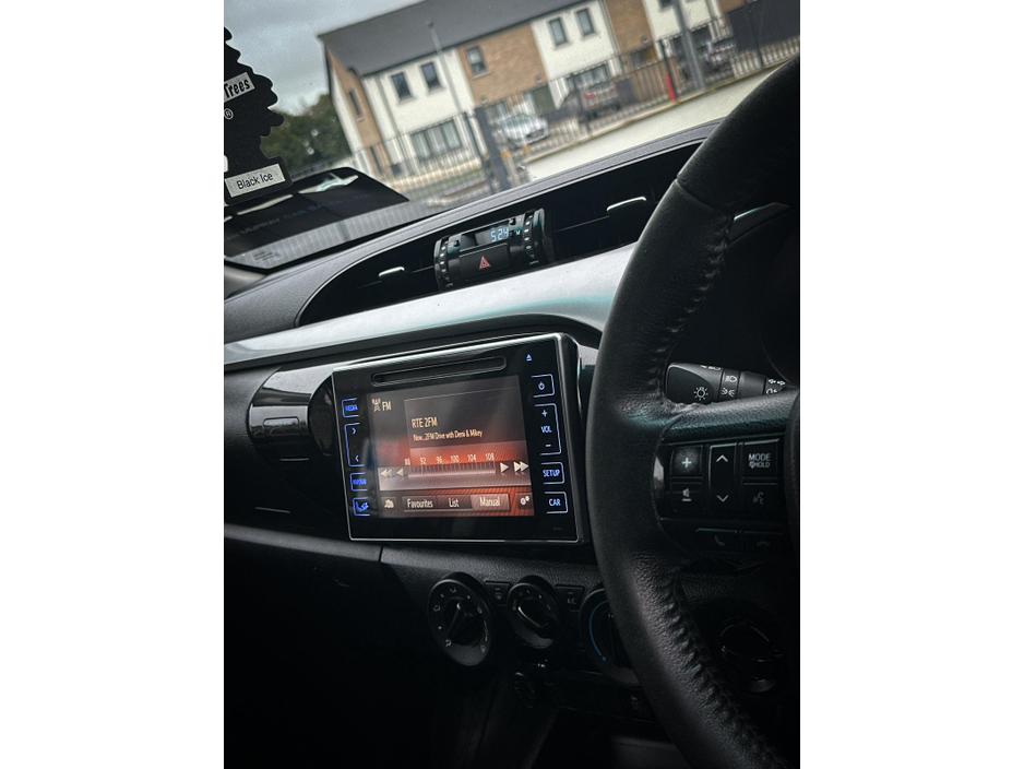 2017 Toyota Hilux - image 3