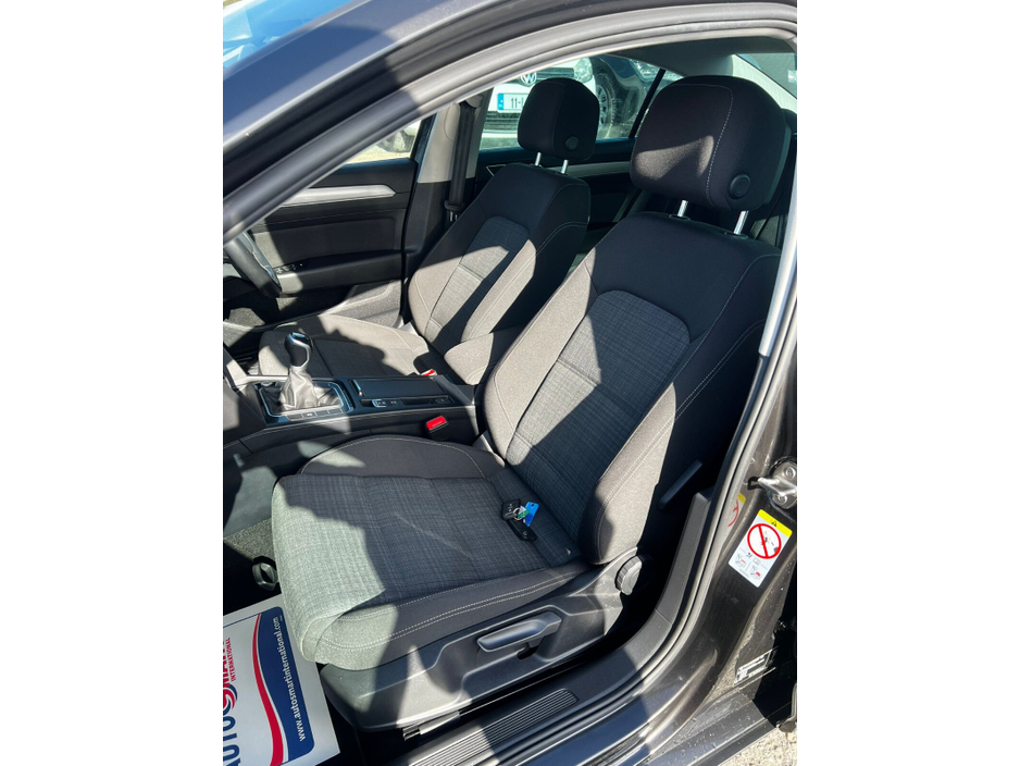 2022 Volkswagen Passat - image 9