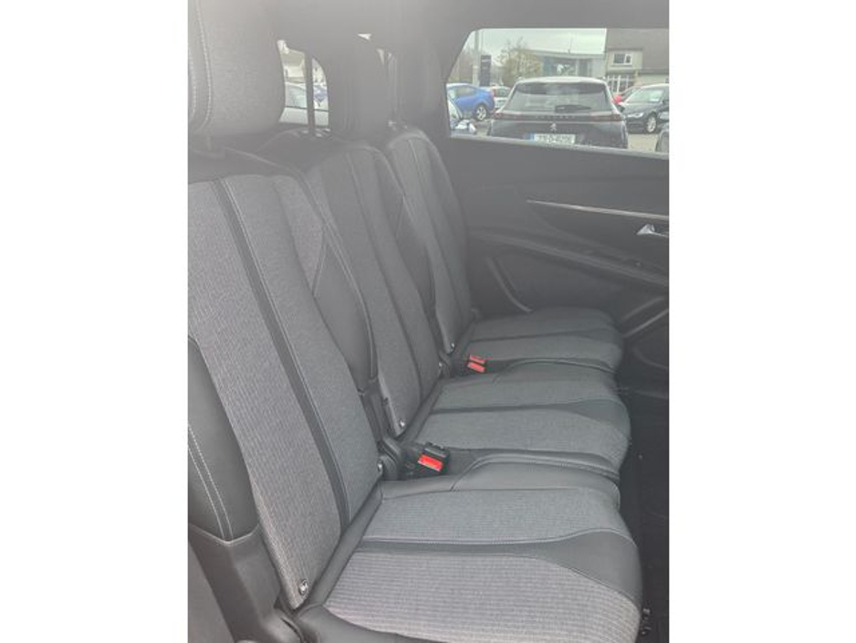 2024 Peugeot 5008 - image 8