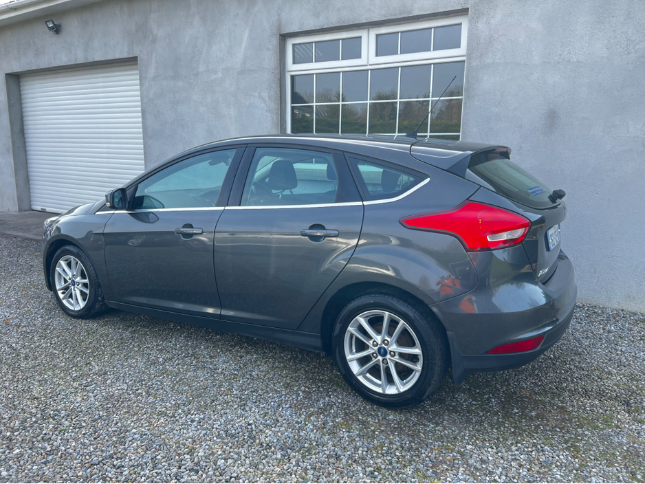 2016 Ford Focus - image 9
