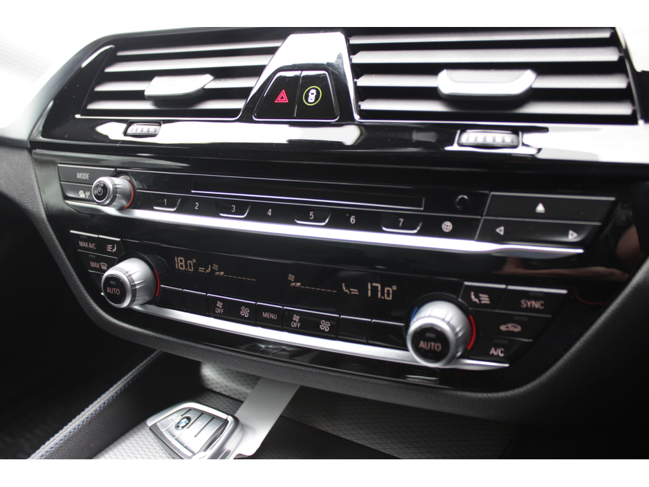 2020 BMW 5 Series - image 15