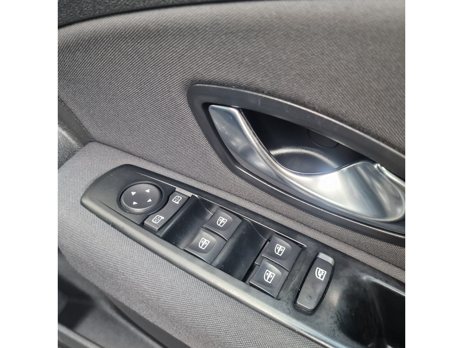 2011 Renault Fluence - image 10