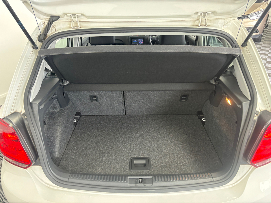 2012 Volkswagen Polo - image 11