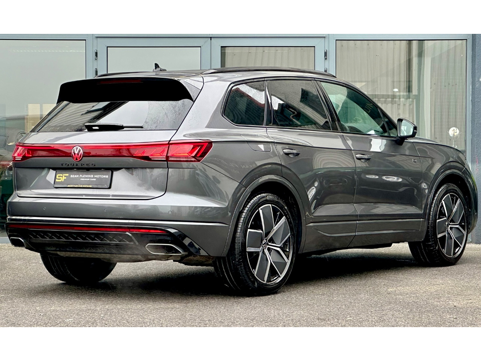 2025 Volkswagen Touareg - image 2