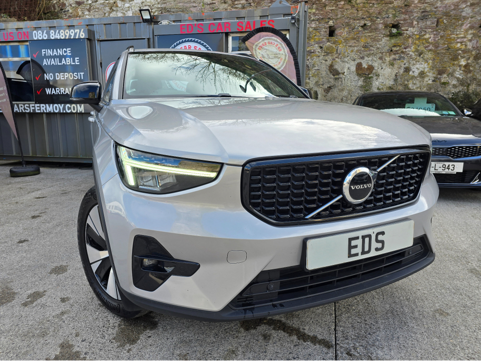 2023 Volvo XC40 - image 2