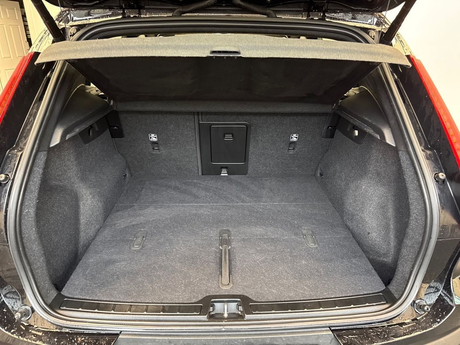 2023 Volvo XC40 - image 9
