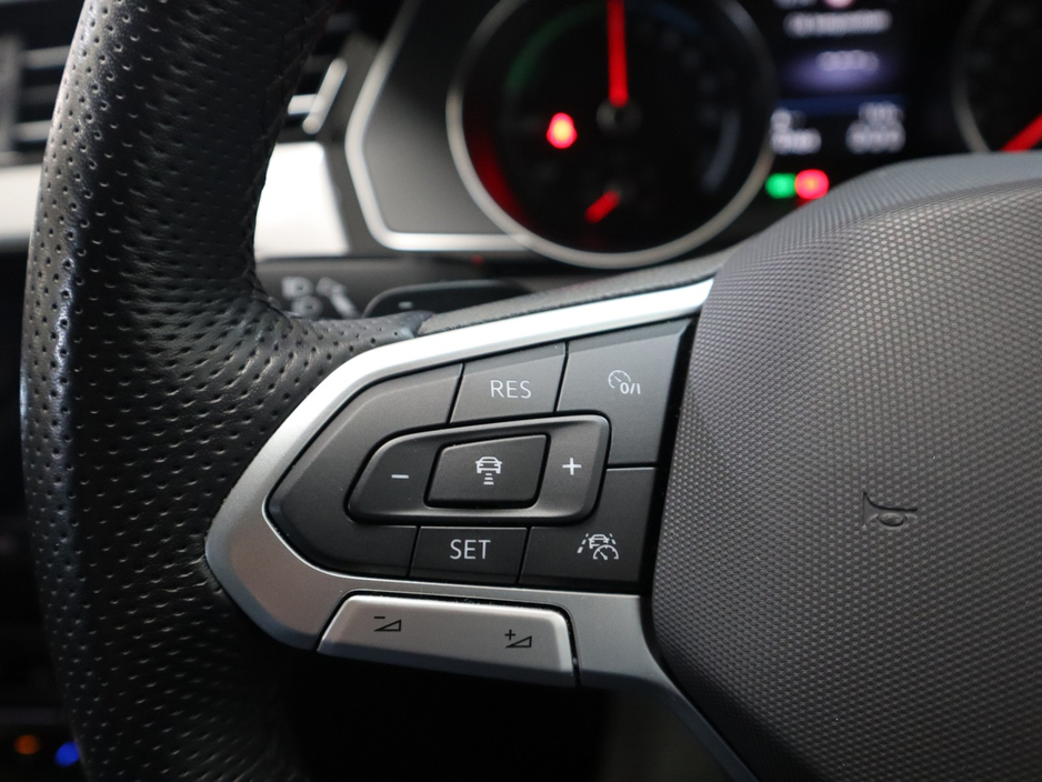 2022 Volkswagen Passat - image 12