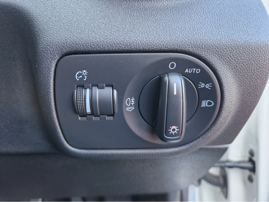 2015 Audi A1 - image 26