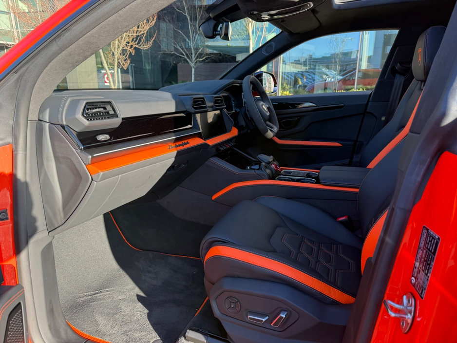 2025 Lamborghini Urus - image 2