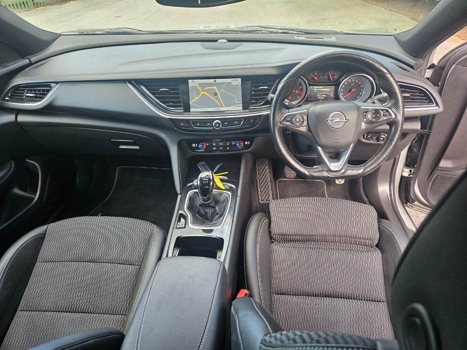 2018 Opel Insignia - image 7