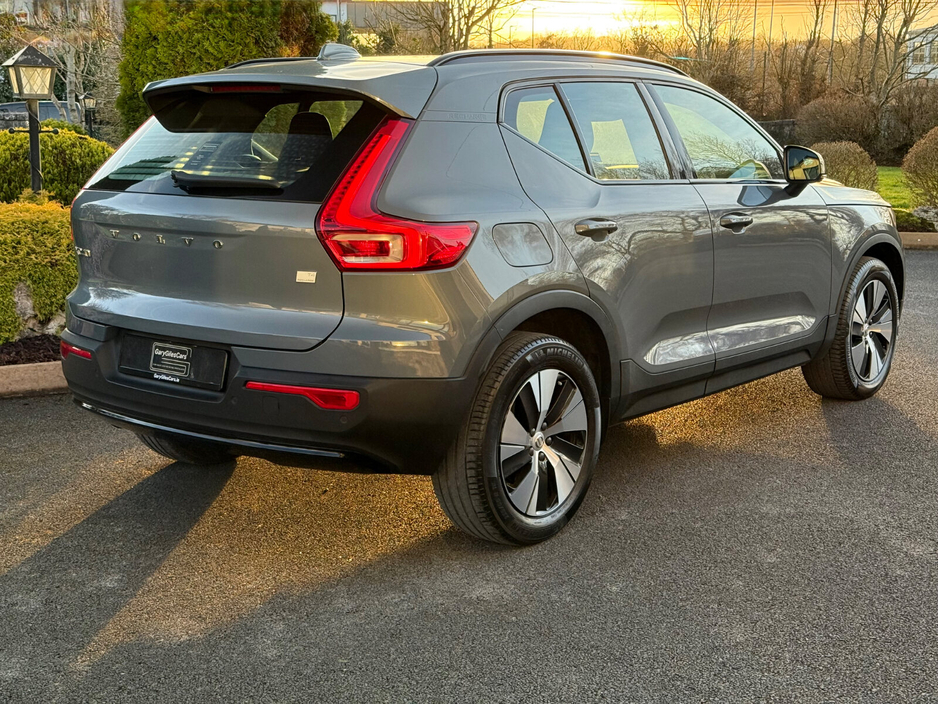 2023 Volvo XC40 - image 7