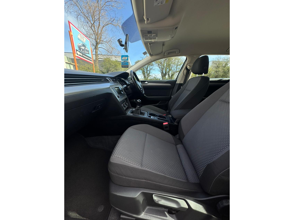 2016 Volkswagen Passat - image 9