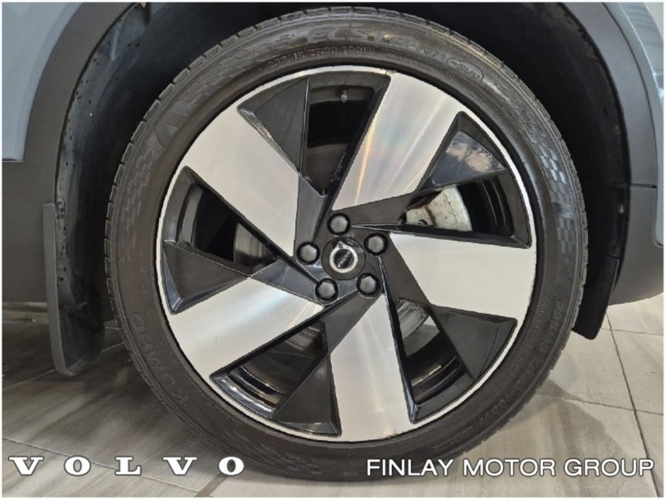 2022 Volvo XC40 - image 10