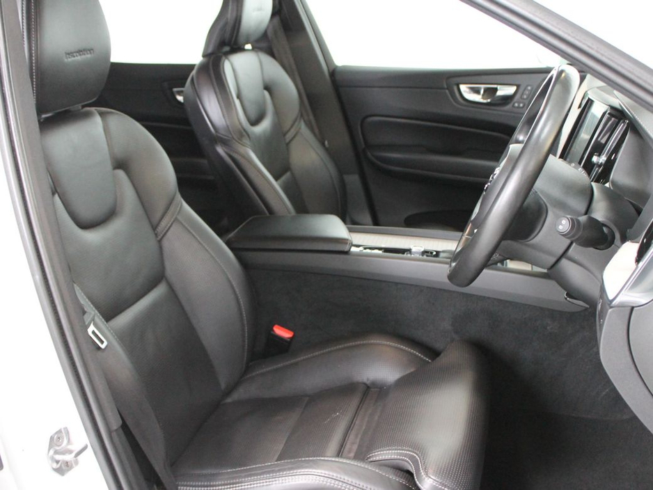 2019 Volvo XC60 - image 12