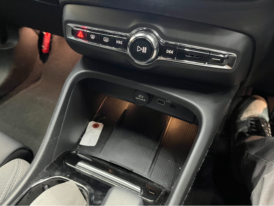 2022 Volvo XC40 - image 22