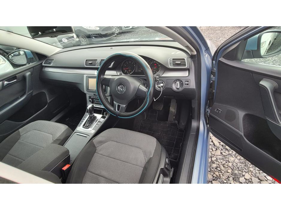 2011 Volkswagen Passat - image 14