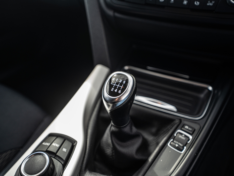 2014 BMW 3 Series - image 25