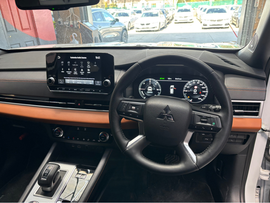 2024 Mitsubishi Outlander - image 7