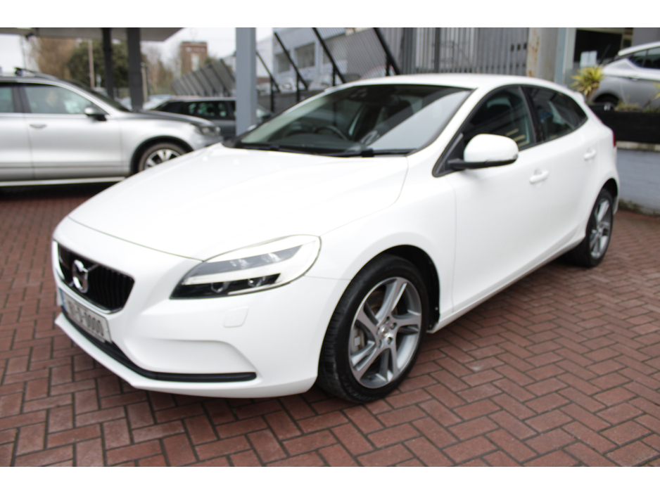 2016 Volvo V40 - image 8