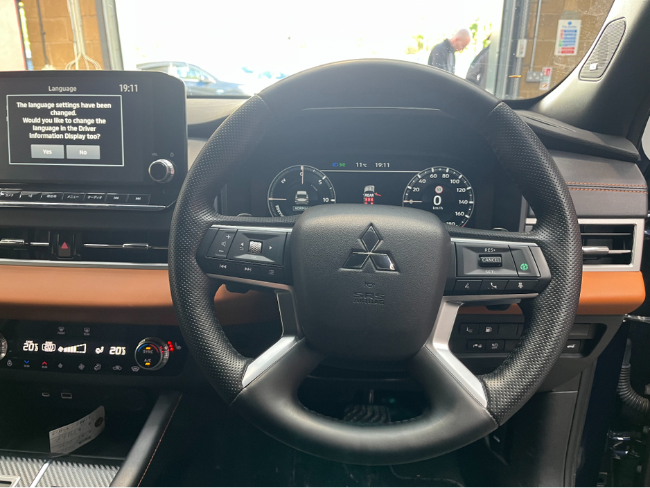 2023 Mitsubishi Outlander - image 9