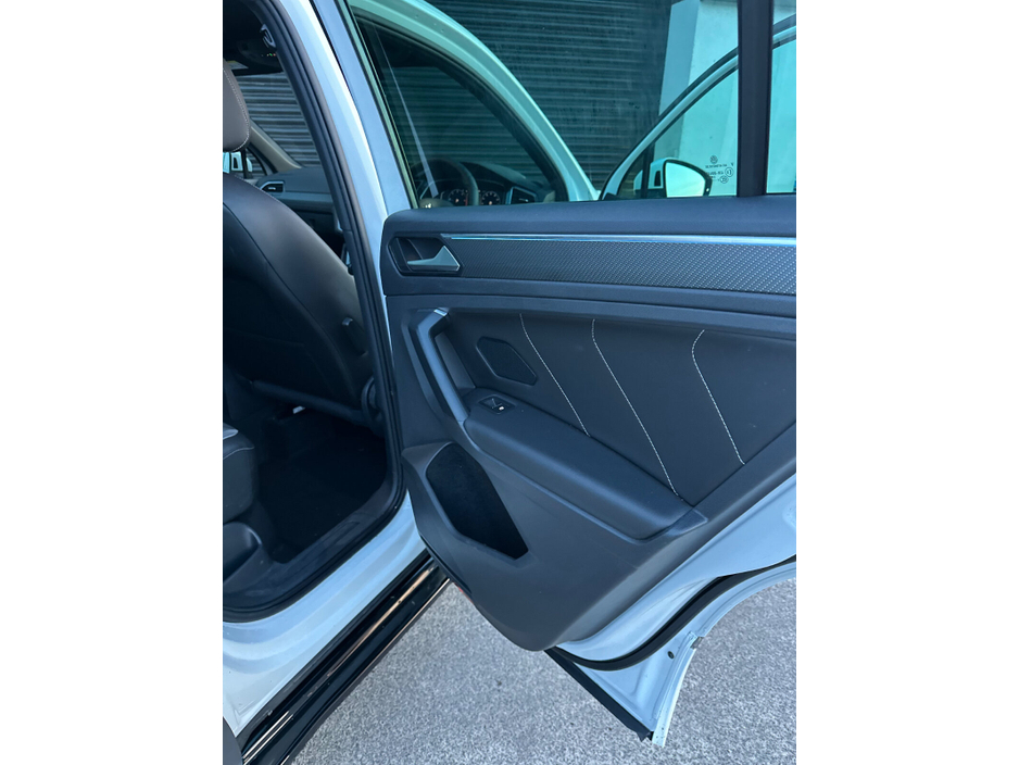 2020 Volkswagen Tiguan - image 24