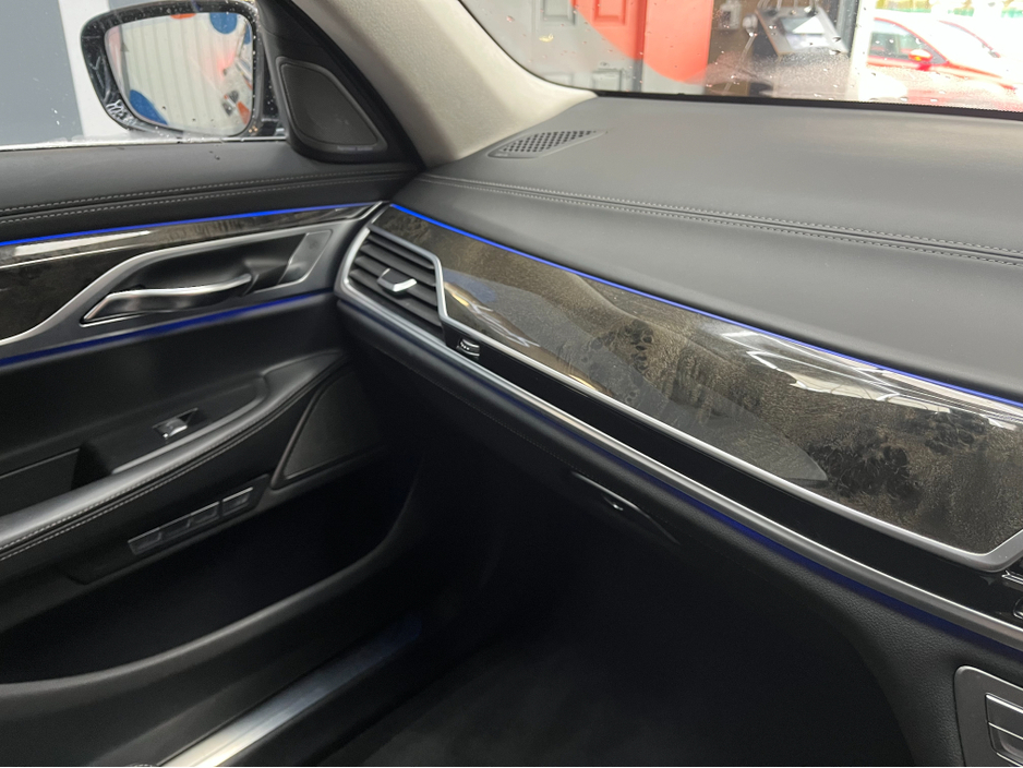 2016 BMW 7 Series - image 29