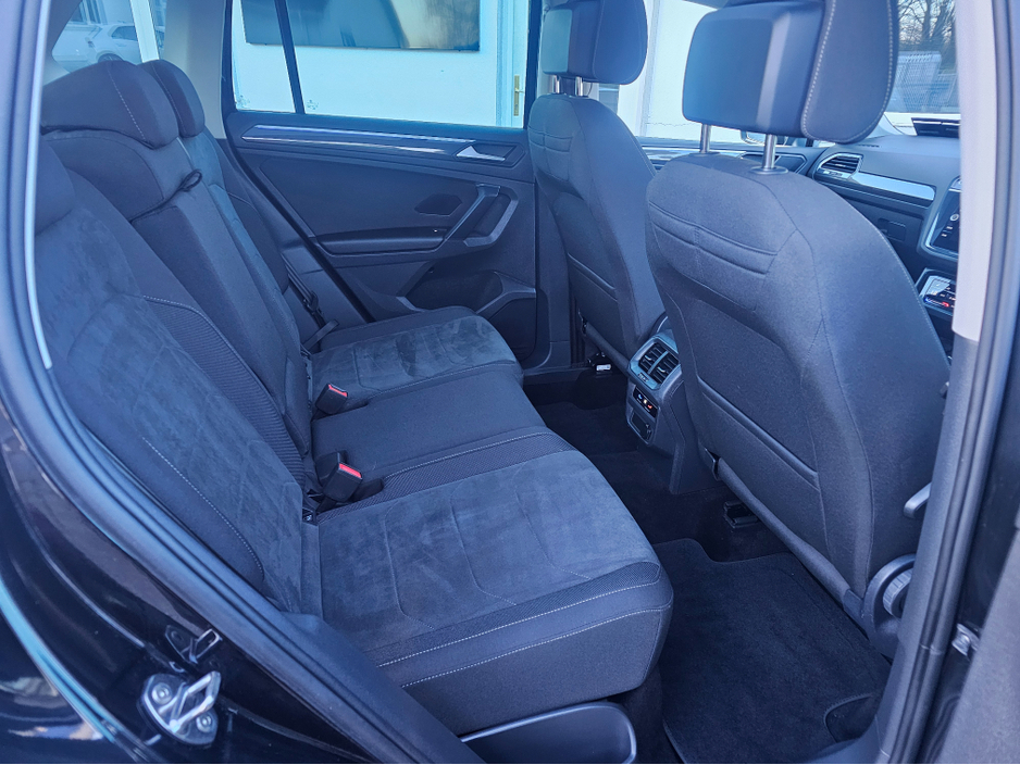 2023 Volkswagen Tiguan - image 10