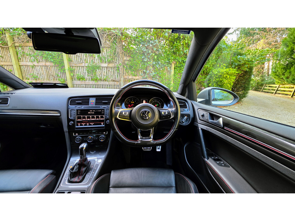 2014 Volkswagen Golf - image 23