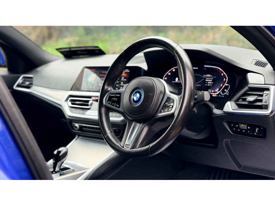 2021 BMW 3 Series - image 7
