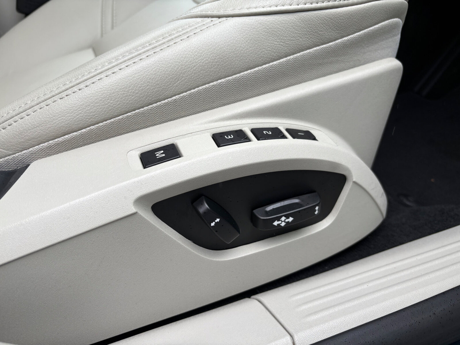 2017 Volvo V40 - image 13