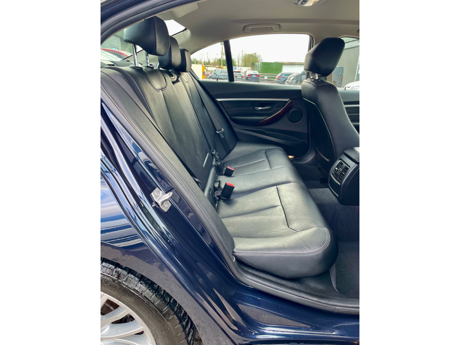 2017 BMW 3 Series - image 18