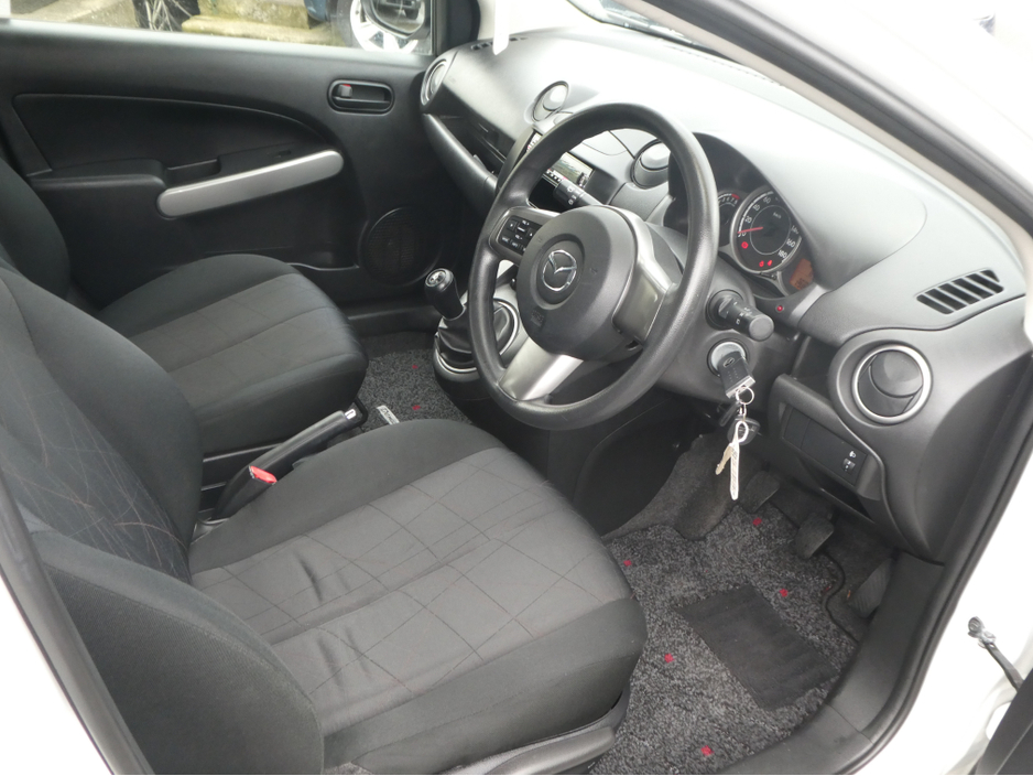 2013 Mazda Mazda2 - image 11
