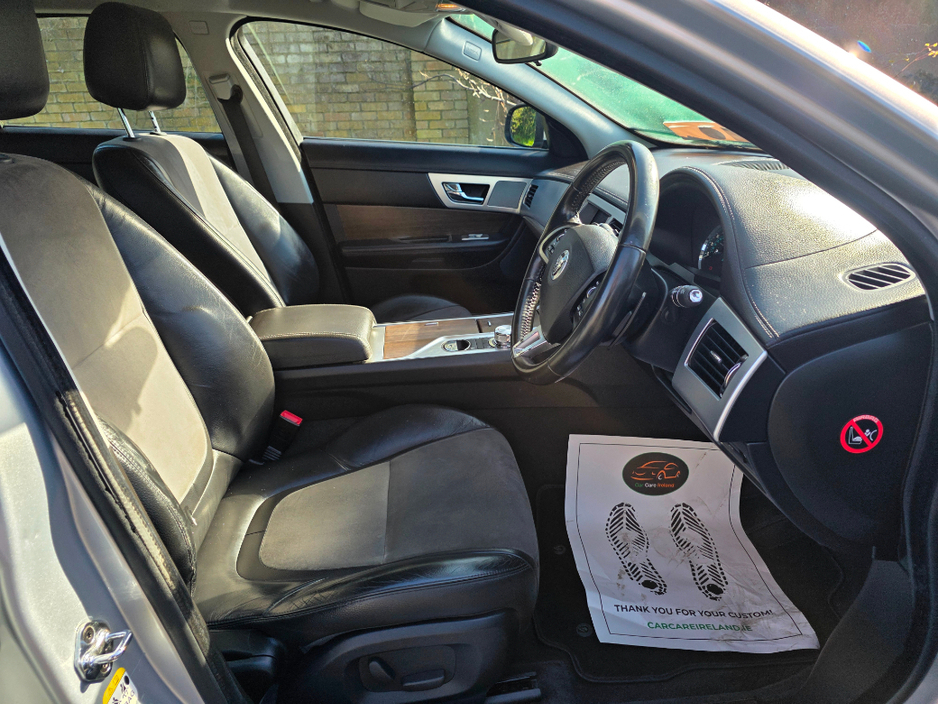 2014 Jaguar XF - image 11