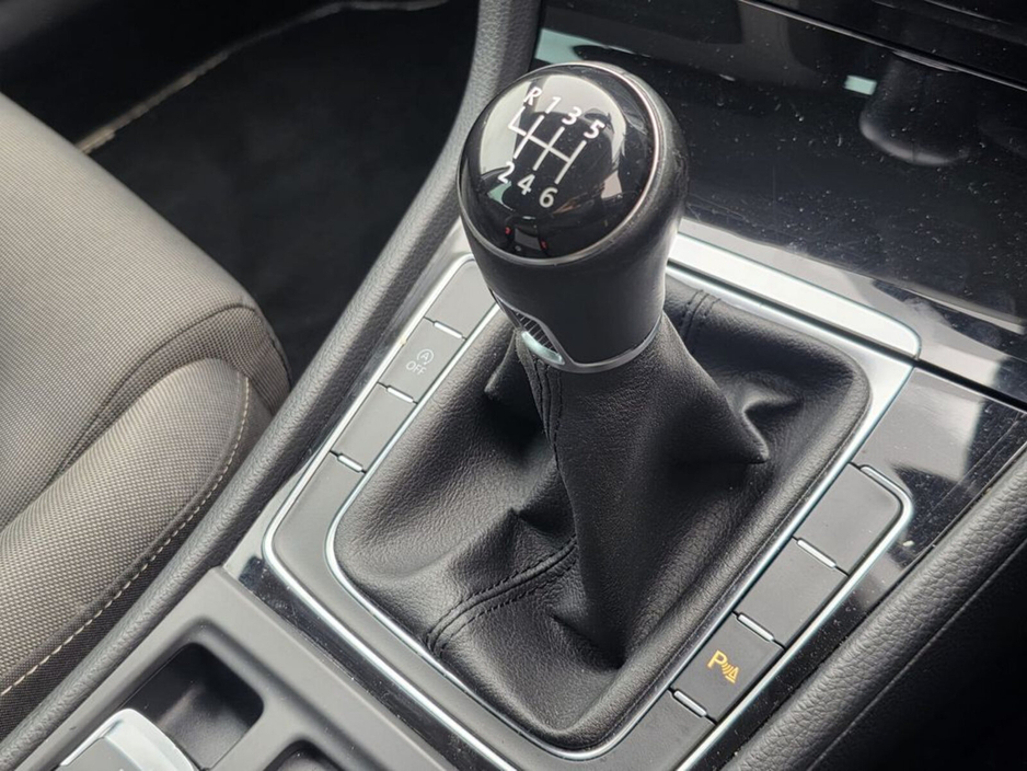 2014 Volkswagen Golf - image 17