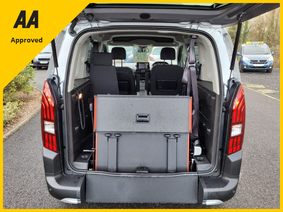 2022 Peugeot Rifter - image 10