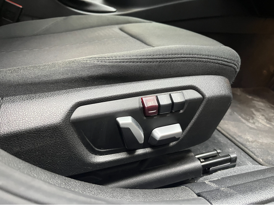 2016 BMW 3 Series - image 14