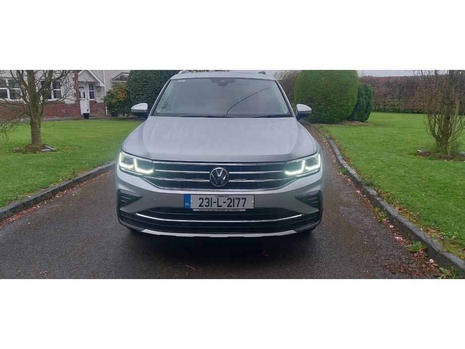 2023 Volkswagen Tiguan - image 2