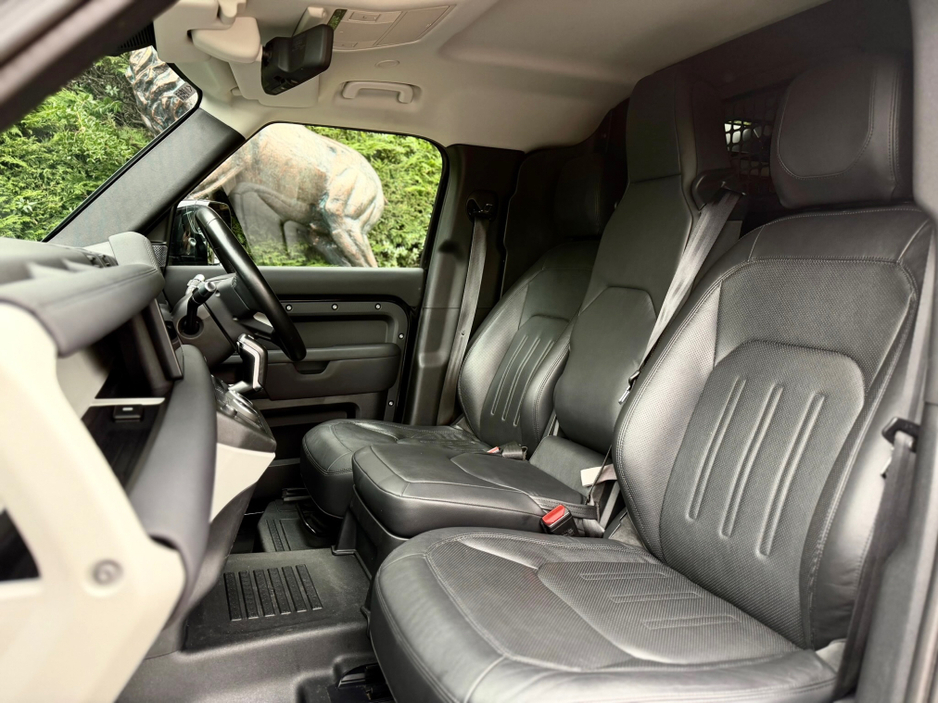 2021 Land Rover Defender - image 13