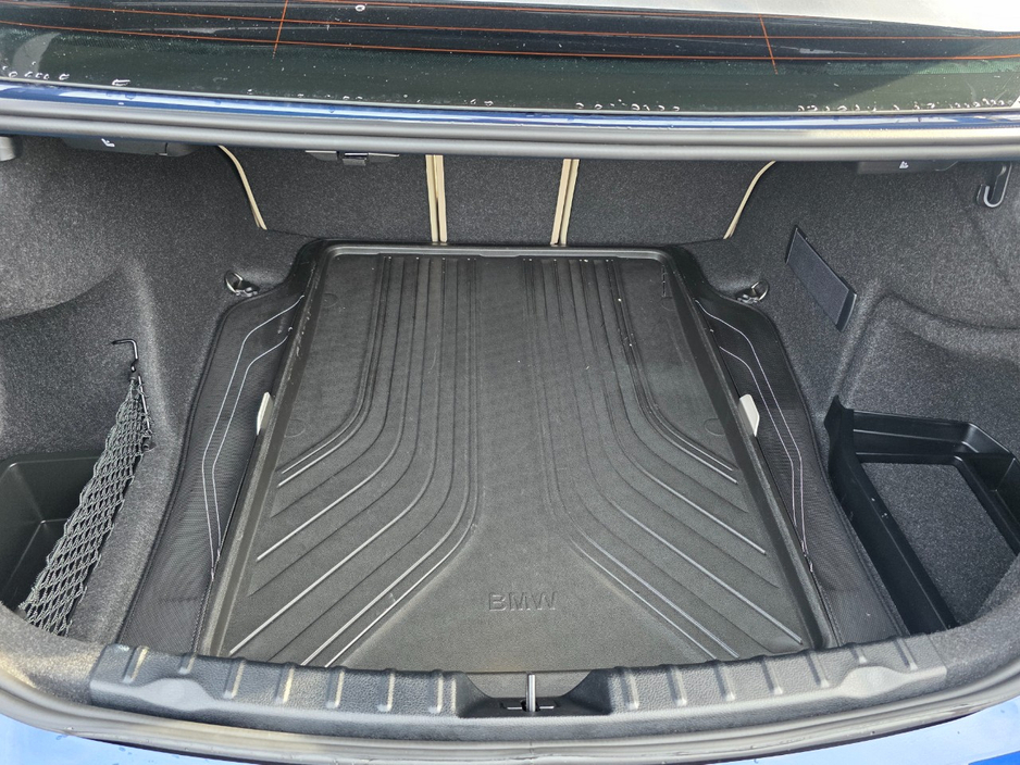 2016 BMW 3 Series - image 17