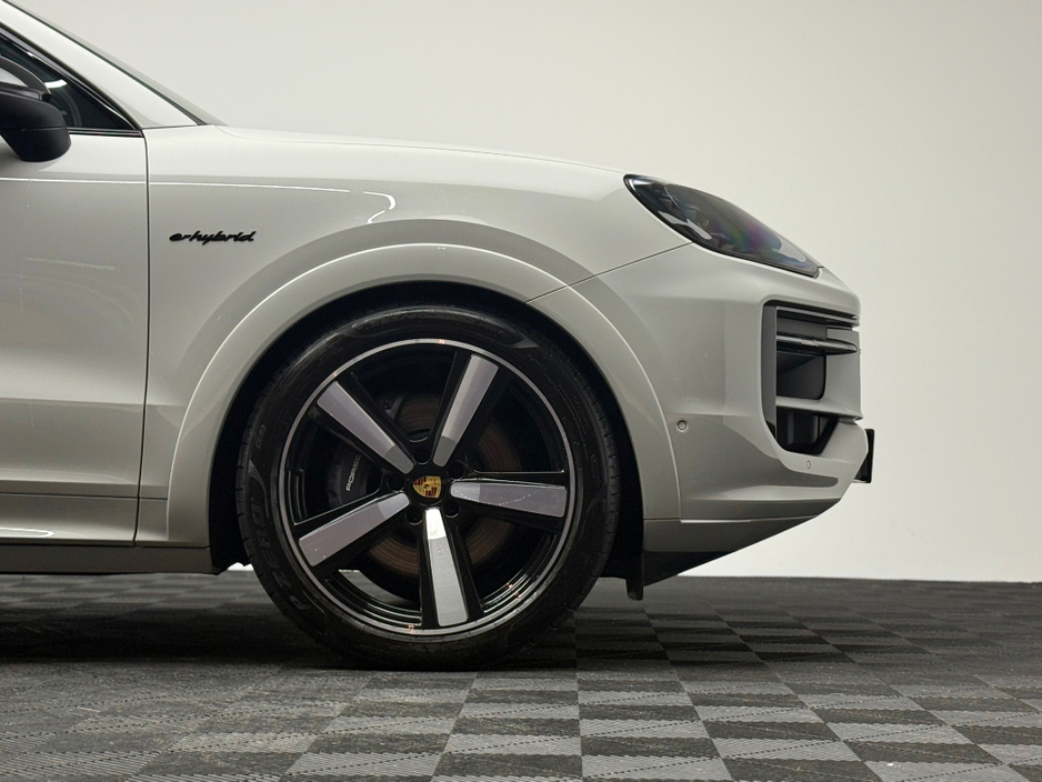 2024 Porsche Cayenne - image 9