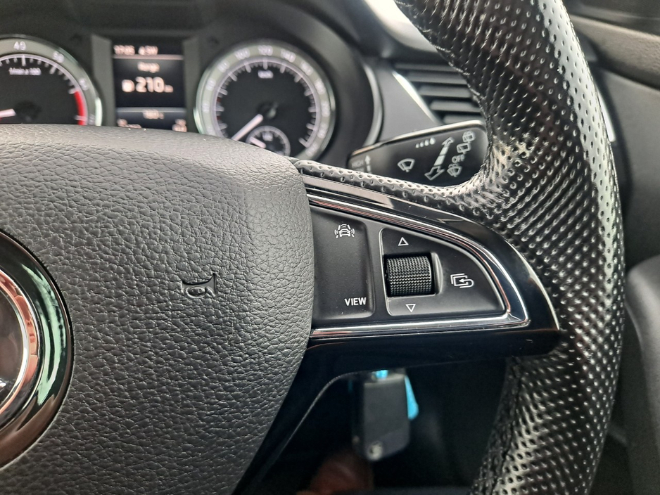 2020 Skoda Octavia - image 25