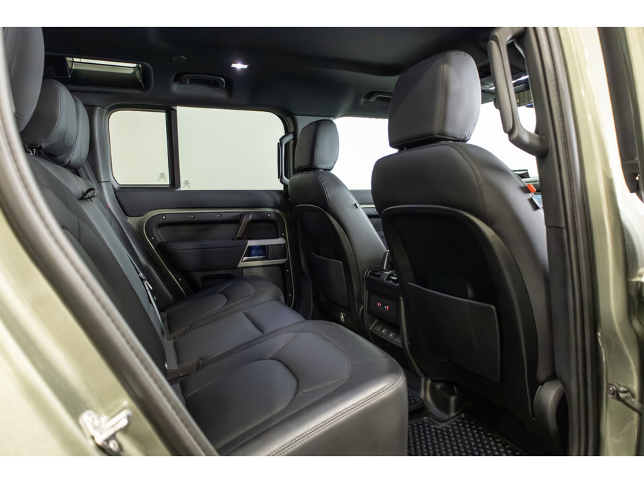 2022 Land Rover Defender - image 12