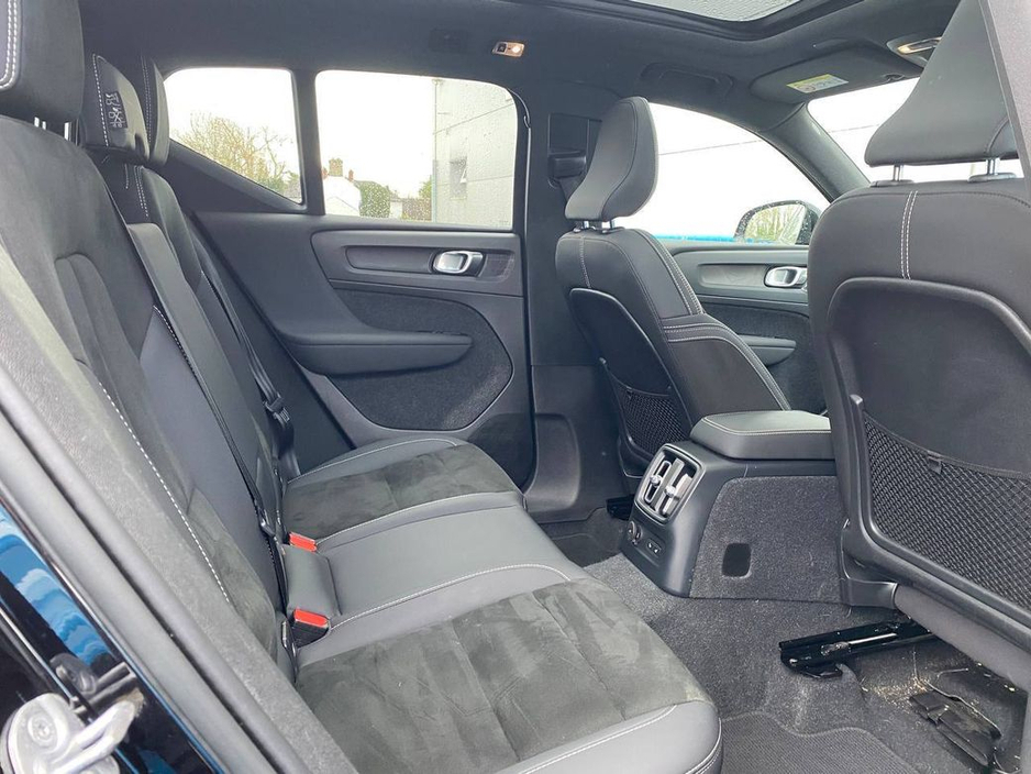 2022 Volvo XC40 - image 10