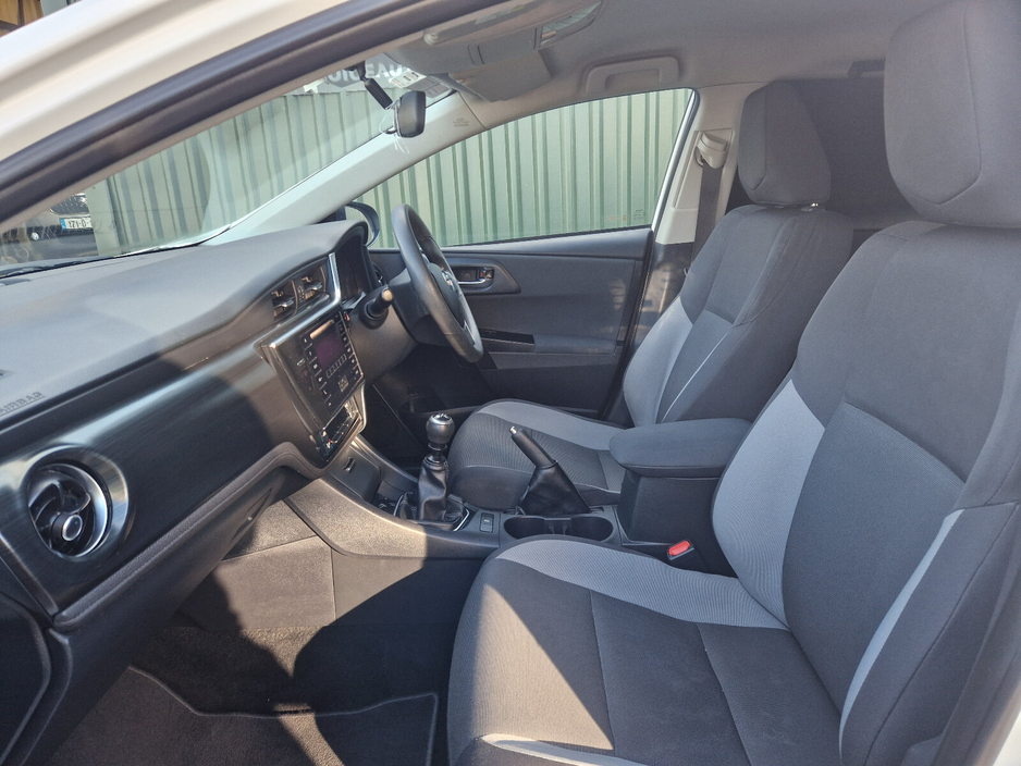 2017 Toyota Auris - image 14