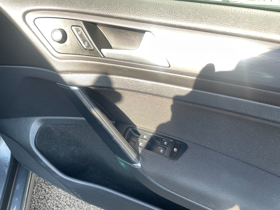 2017 Volkswagen Golf - image 15