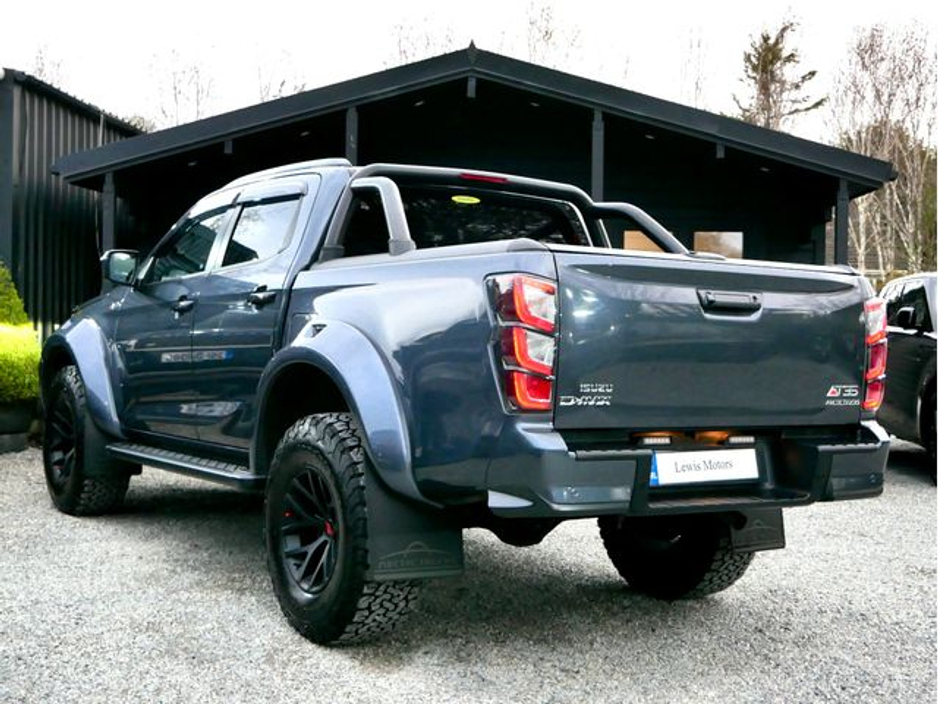 2025 Isuzu D-MAX - image 3