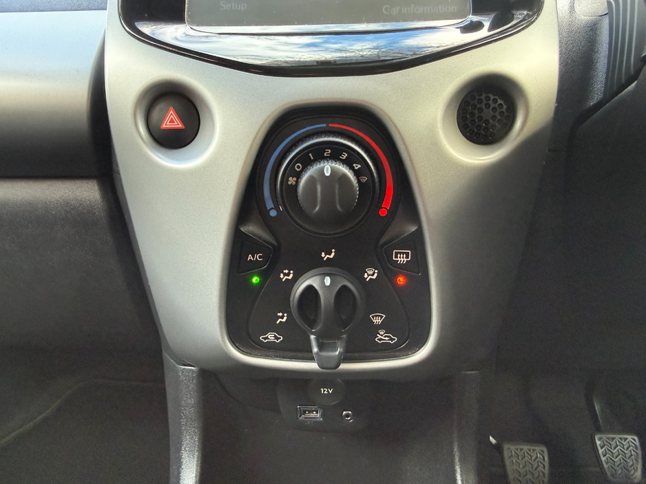 2017 Peugeot 108 - image 17