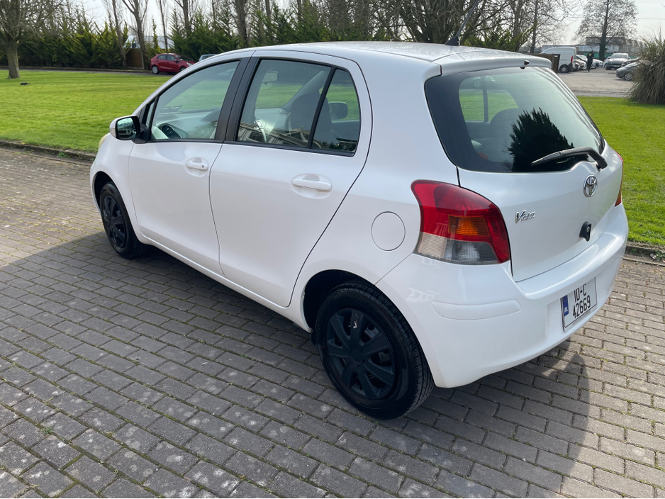 2010 Toyota Yaris - image 7